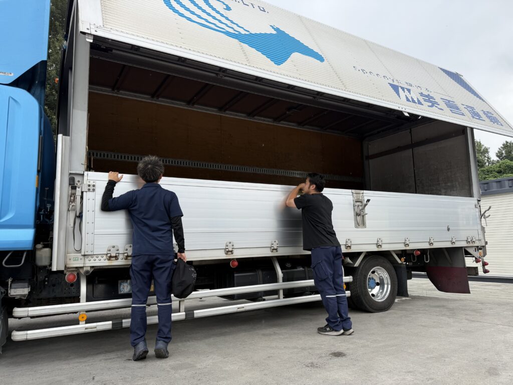 ドライバー未経験入社の先輩後輩が、積荷の状態を確認している画像