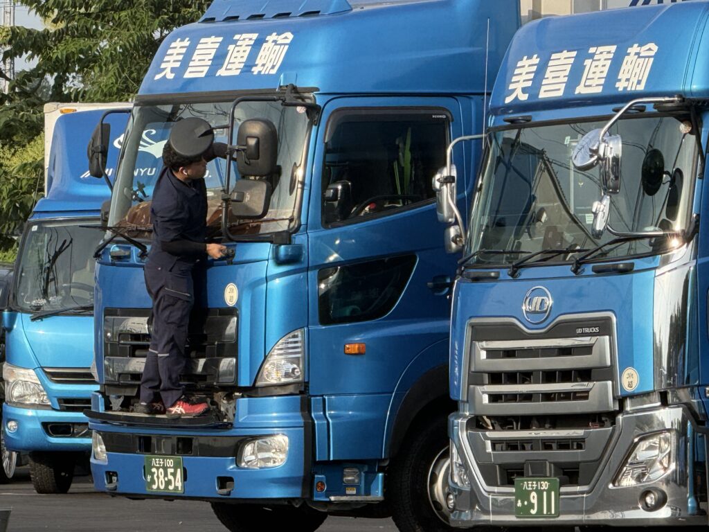 綺麗に洗車・メンテナンスしたトラックで、お客様の大切な荷物をお届けします。