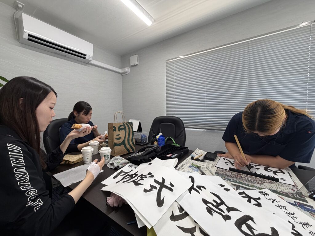 埼玉県入間市の美喜運輸で活躍する物流女子たちが、趣味・特技を生かして内定式を手作りする様子。