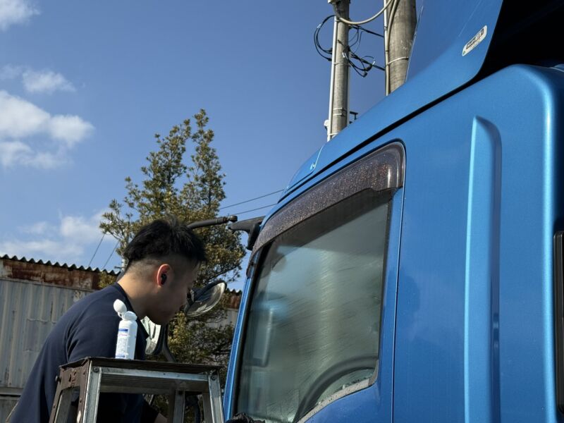 ツイート冒頭の画像: 1年前にX（Twitter）からのお問い合わせで入社したドライバーさん🙋‍♀️
パパ育休から復帰して、久しぶりの担当車を洗車しながらイクメンぶりを聞かせてもらいました🤲

#美喜運輸 #企業公式相互フォロー 