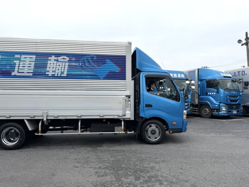 ツイート冒頭の画像: 週末もドライバーご希望者さまの
ご見学・面接を行っています。
平日調整が厳しい方のために、最近は日曜日が人気🤲✨
昨日もトラックを運転して喜んでいただけました！
#美喜運輸 #トラックドライバー 